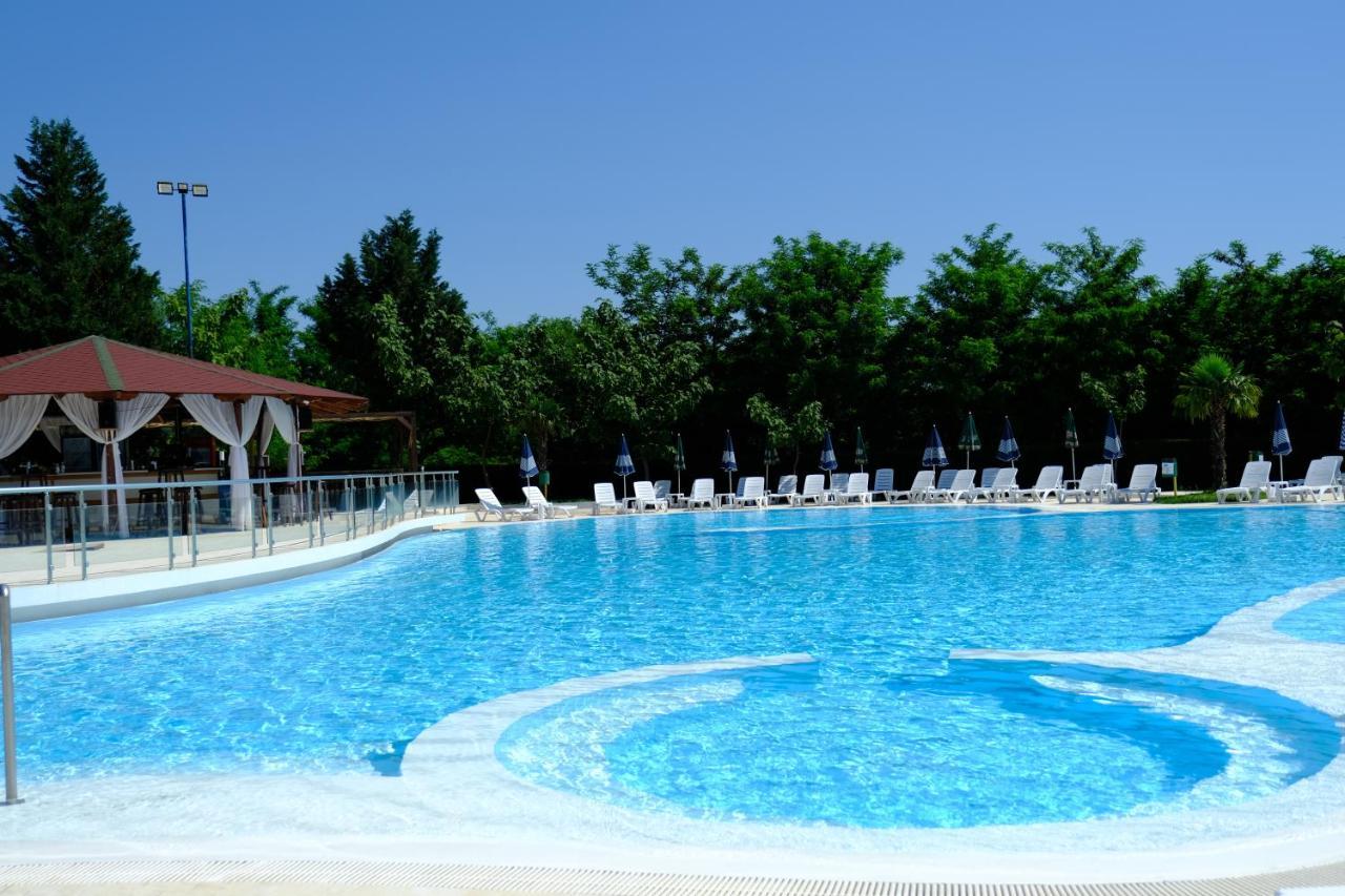 Gardenland Resort Bushat Exterior photo